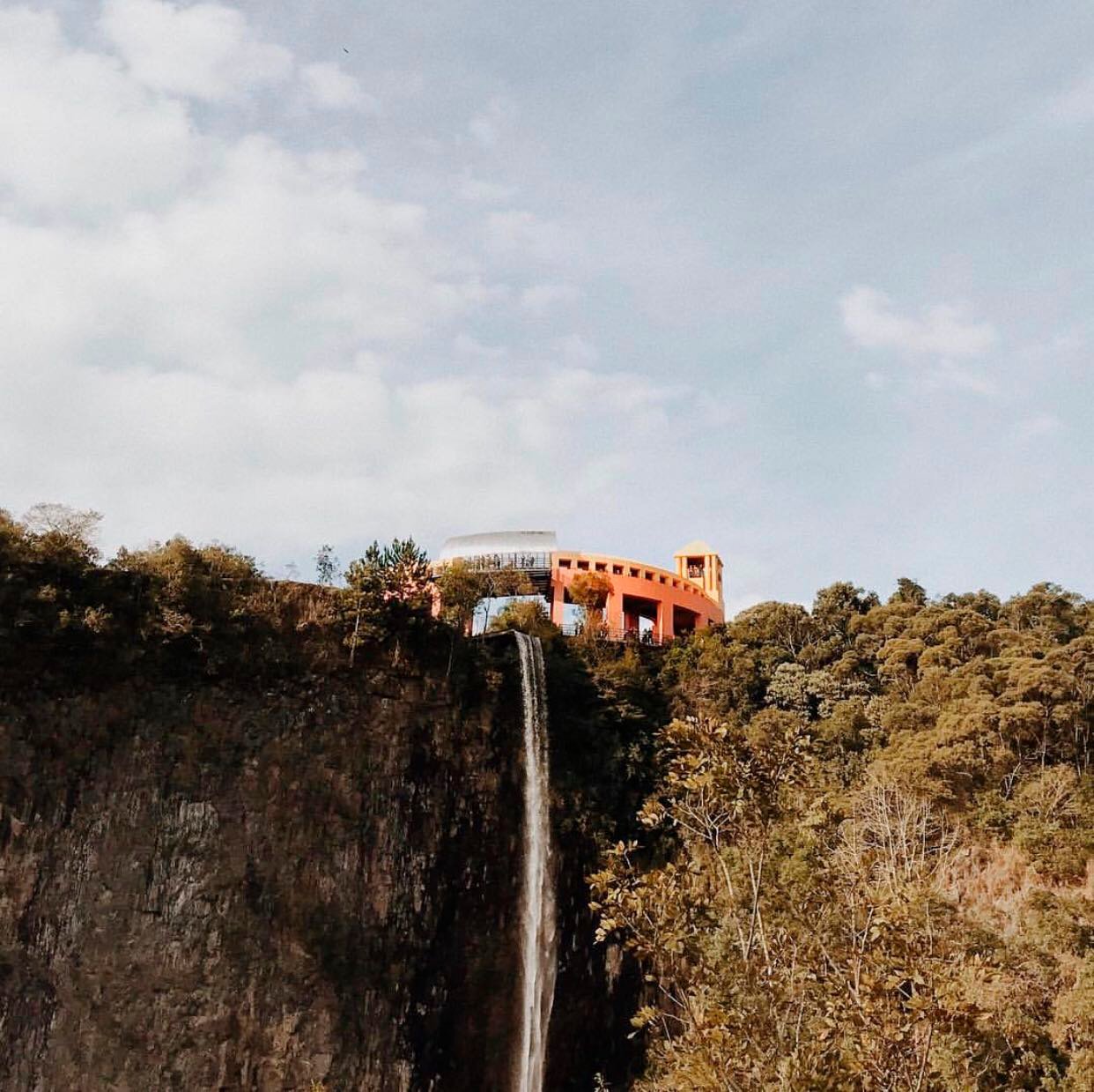 Pedreira e a queda d´água sob o mirante