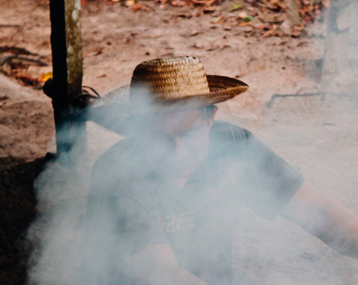 Sr Tomé curando o látex