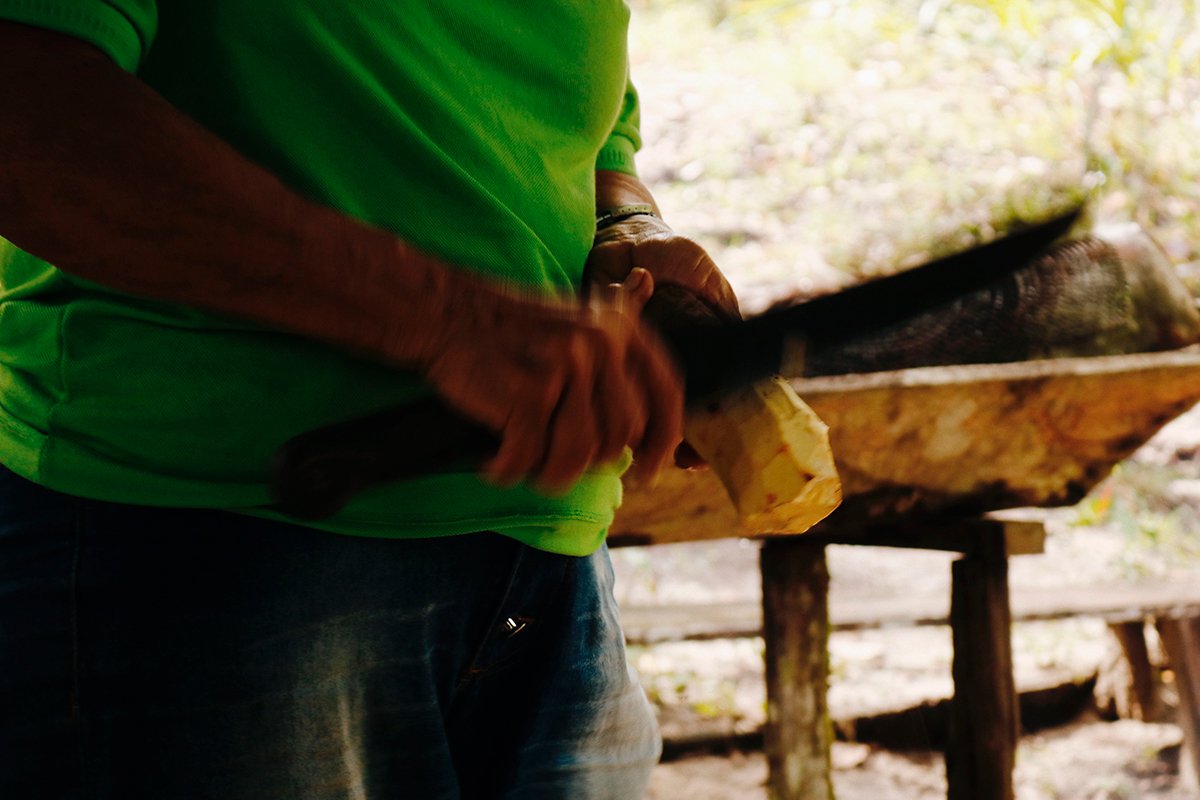 Caboclo descascando a madioca