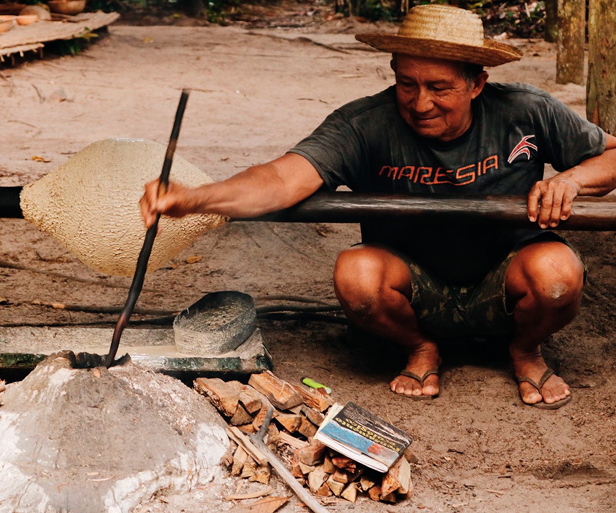 O sr Tomé contando suas histórias