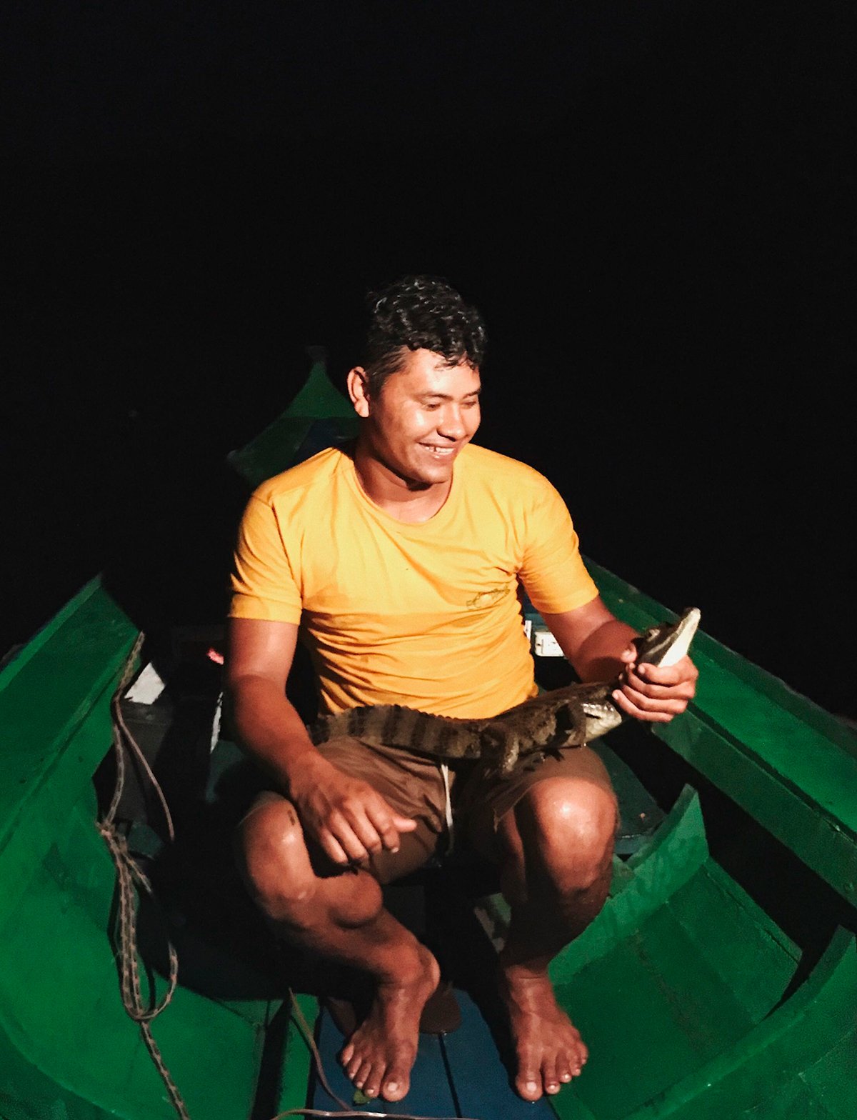 Denis segurando o jacaré