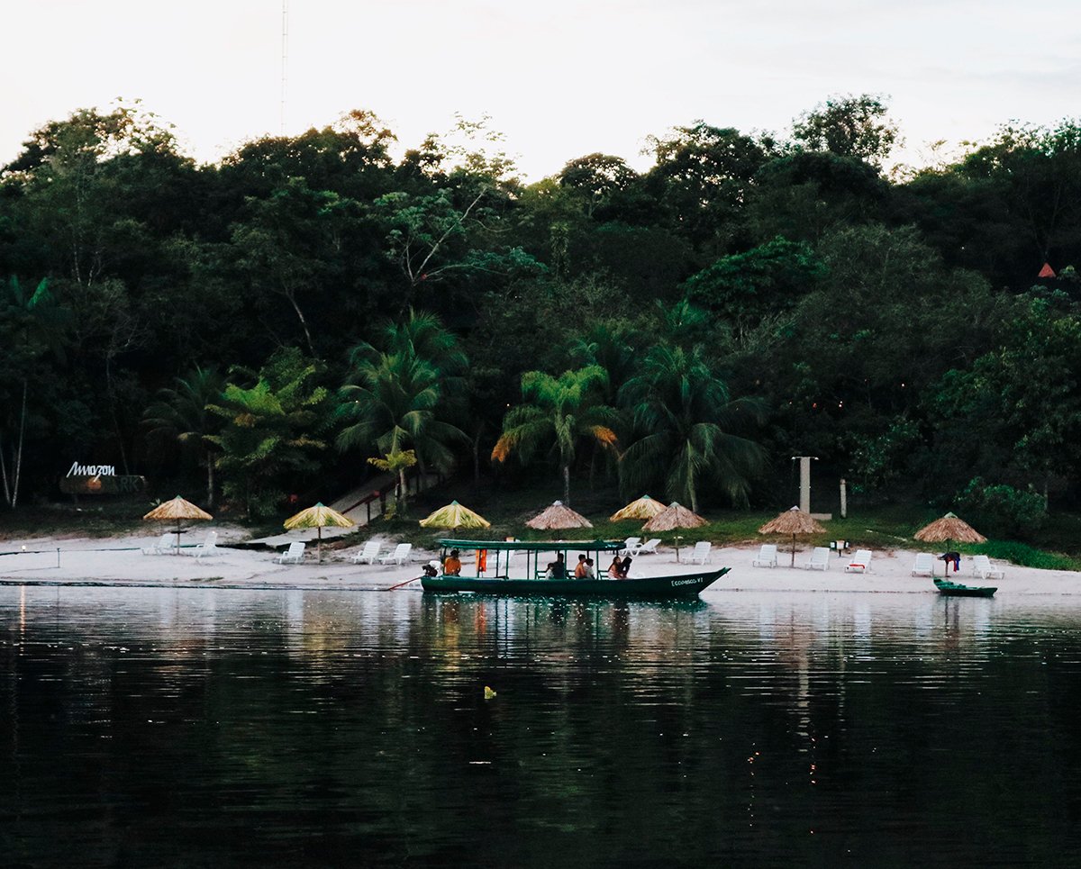 O rio, a canoa e o hotel