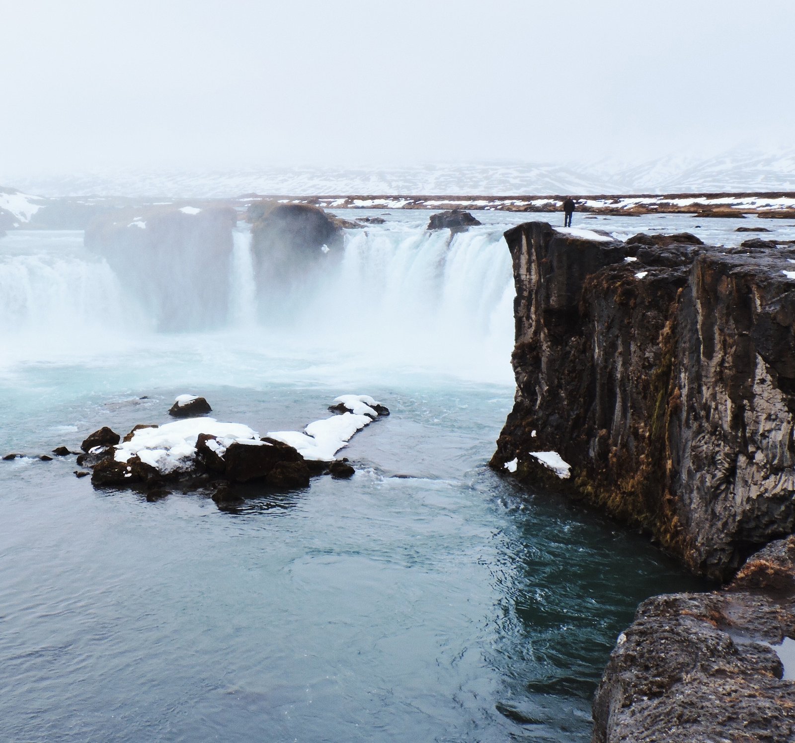 Linda cachoeira e muita neve