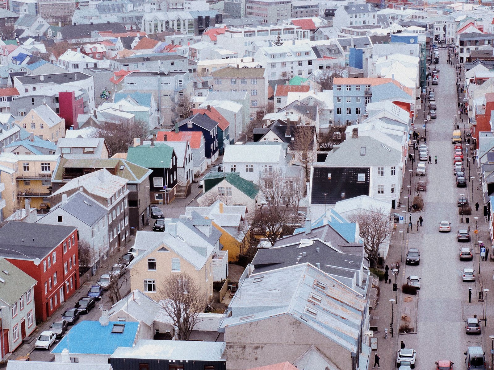 Reykjavik e suas casas de telhados coloridos