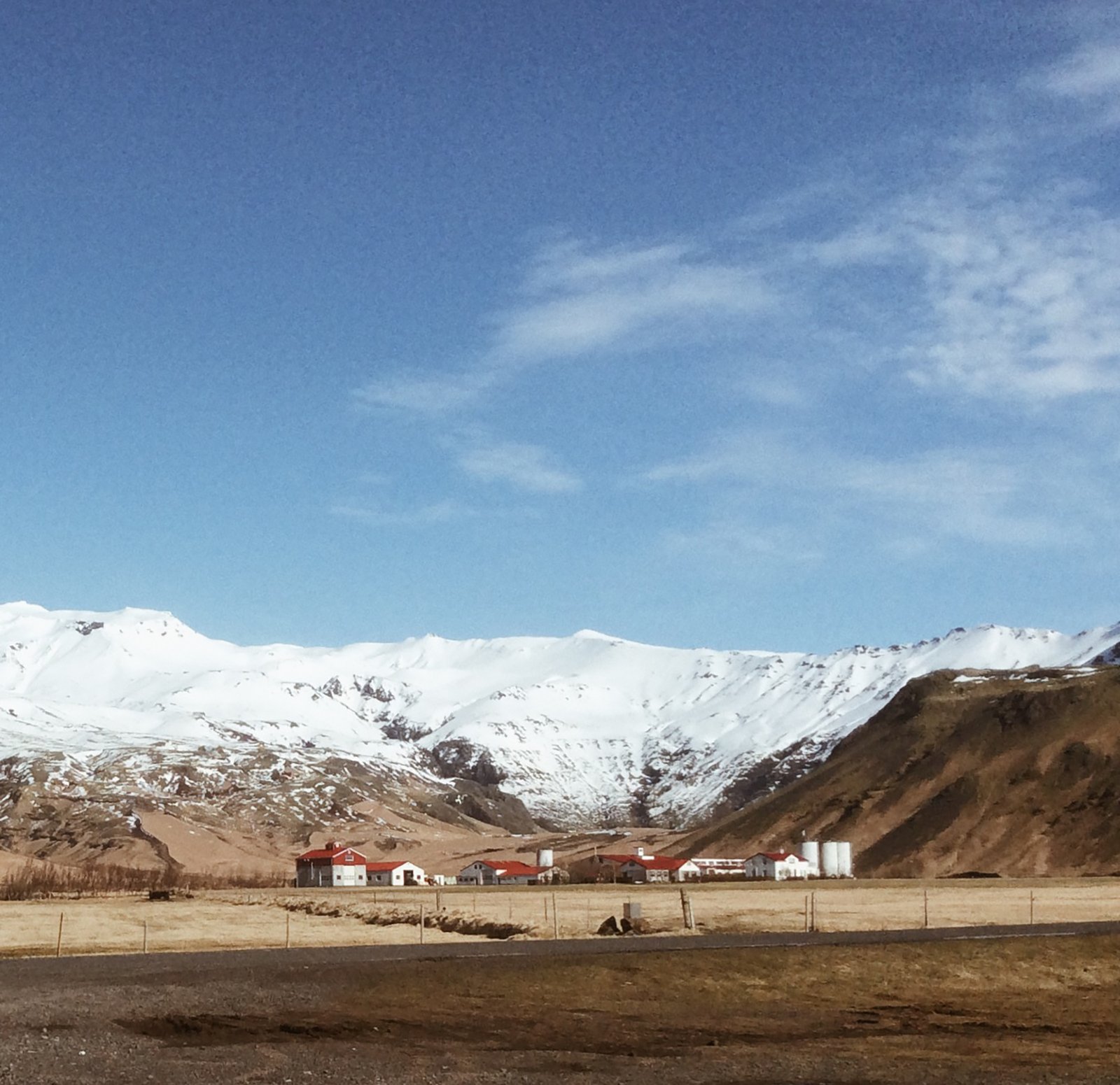 Céu azul e montanhas nevadas