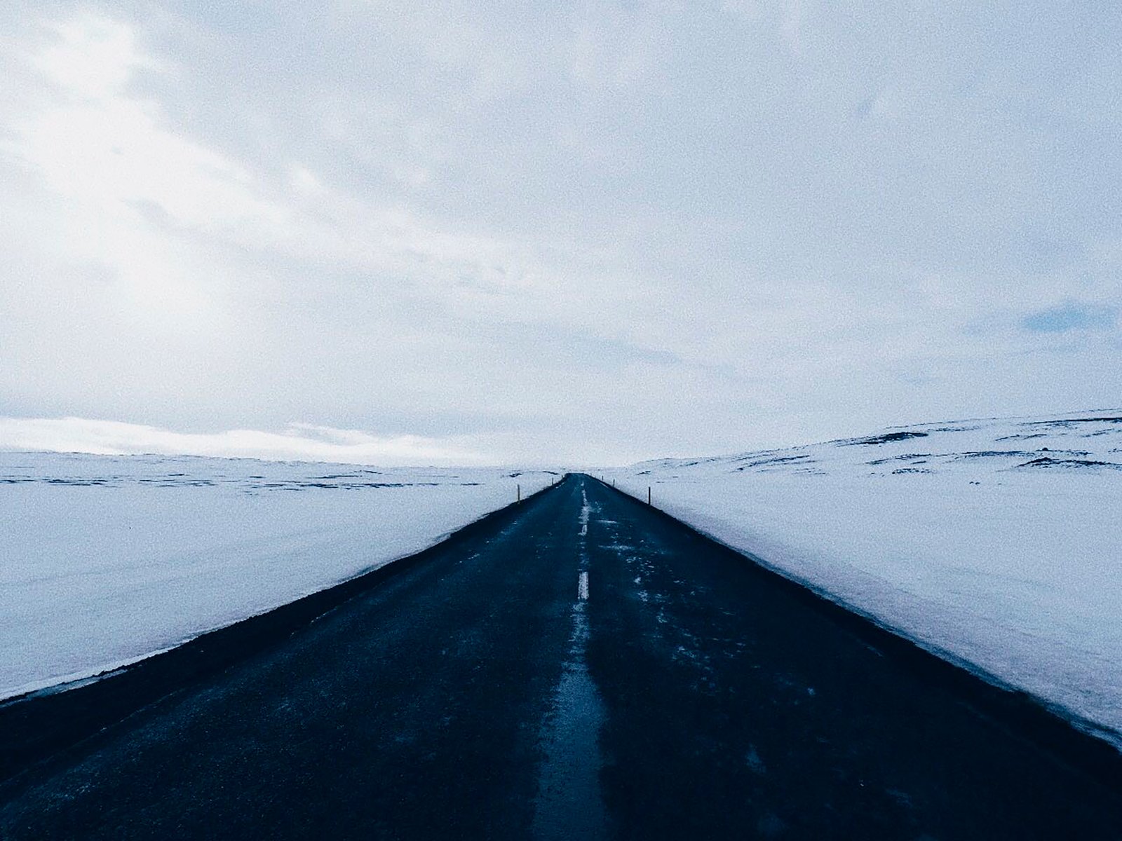 Estrada com muita neve ao ladoa