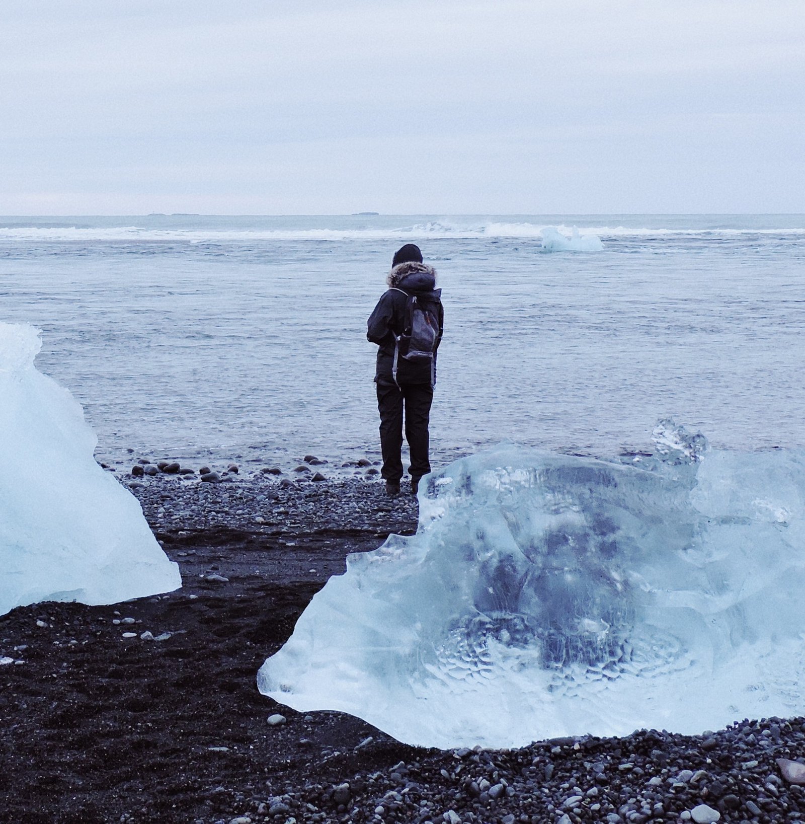 Icebergs em praia de areia negra