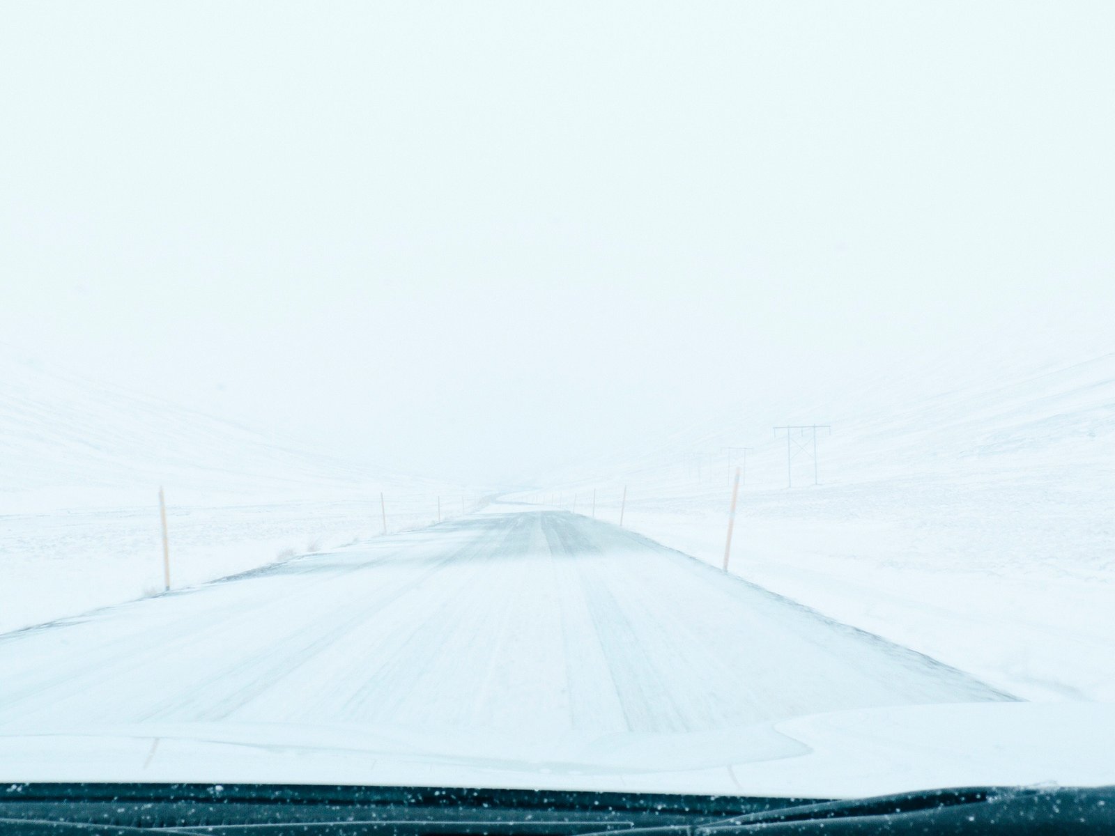 Pista parcialmente coberta de neve