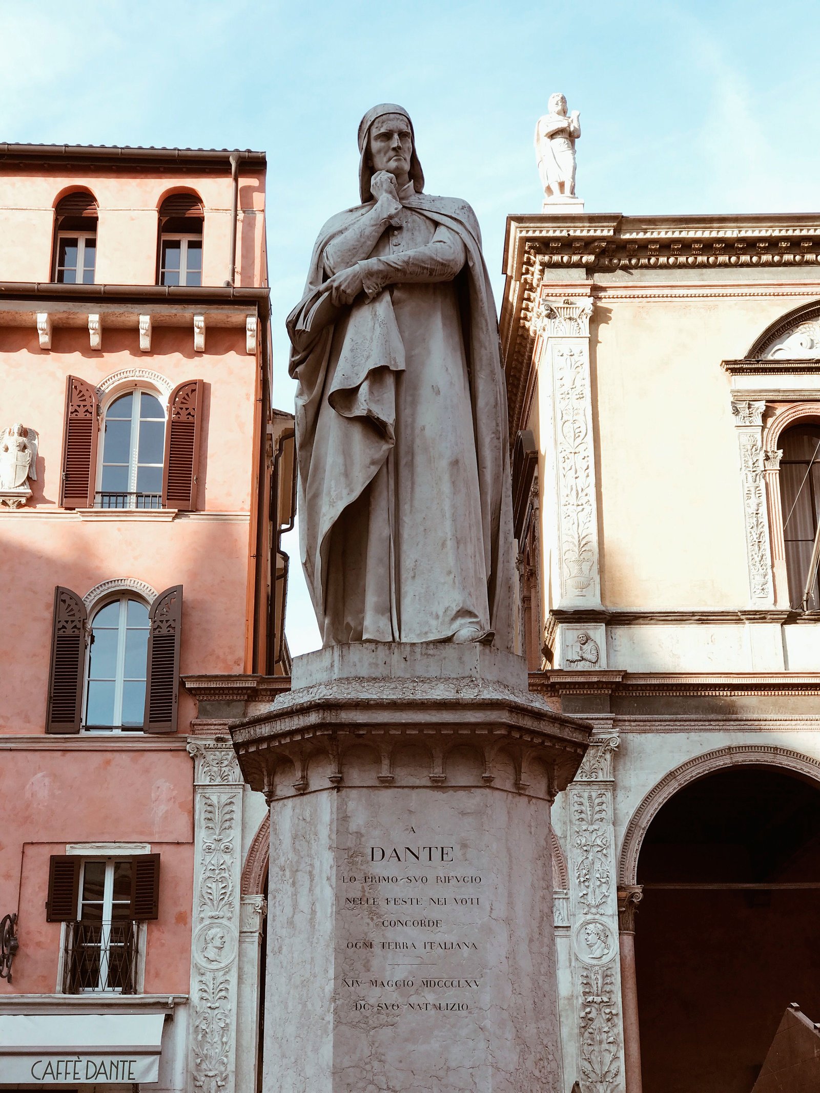 Estátua de Dante Alighieri