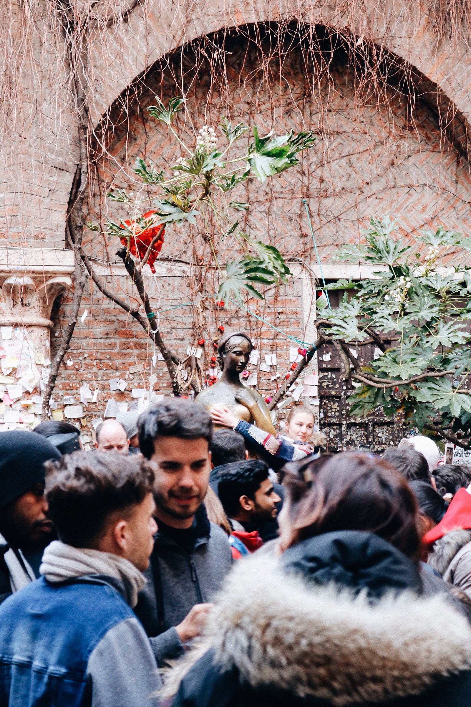 A estátua de Julieta e a multidão - O que fazer em Verona em 1 dia