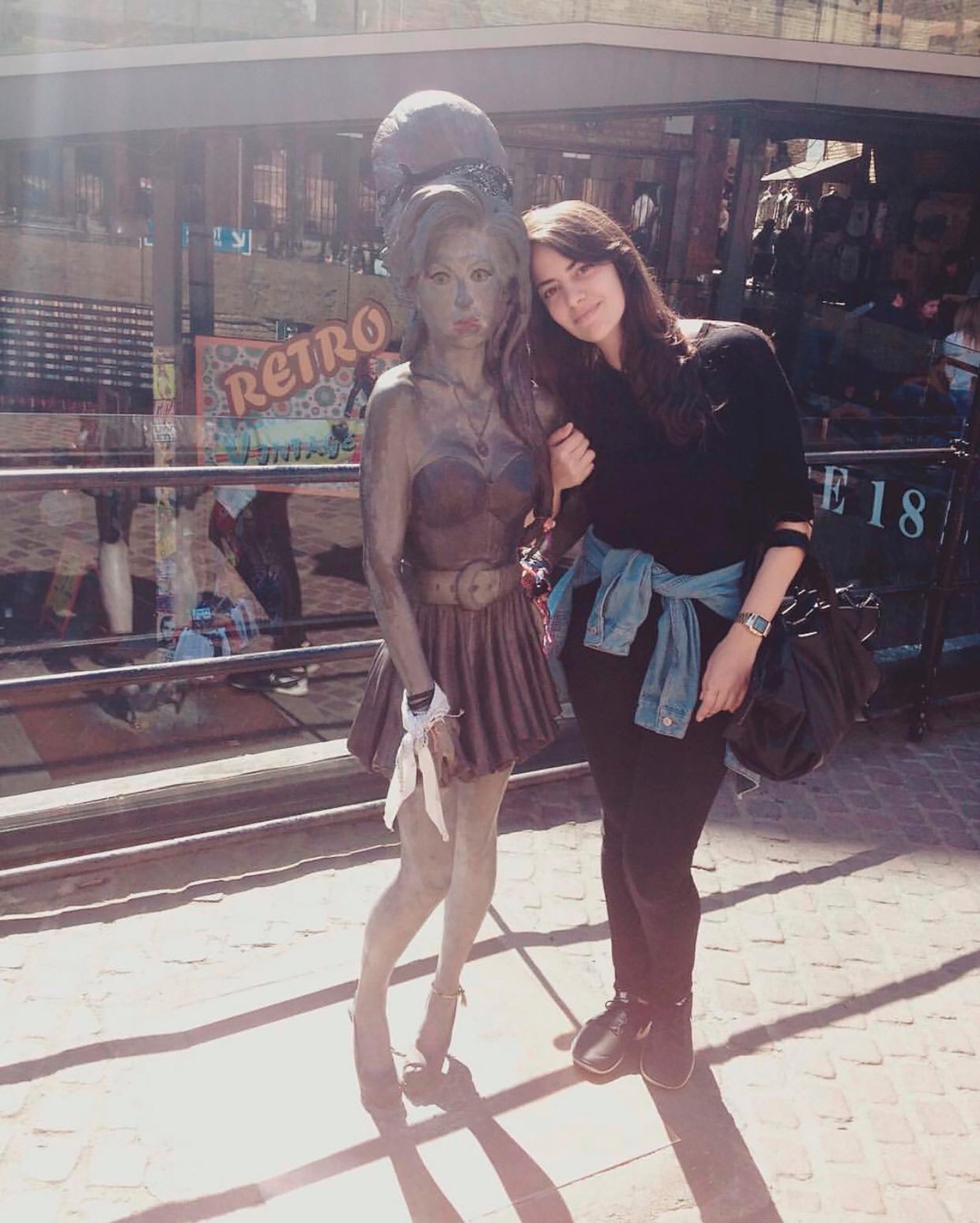 Foto com a estátua da Amy Winehouse
