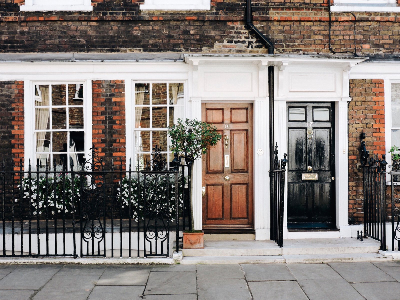 Portas de antigas casas em Westminster