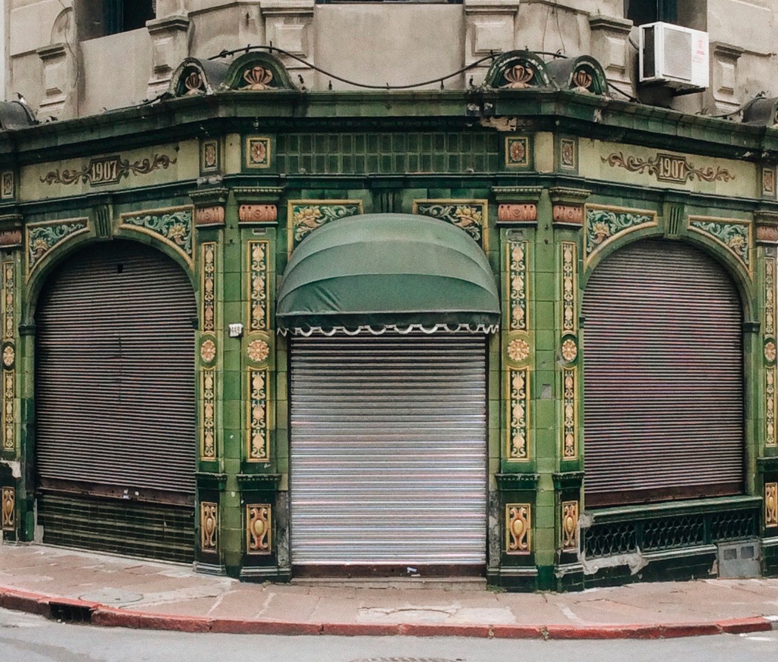 fachada lojas ciudad vieja