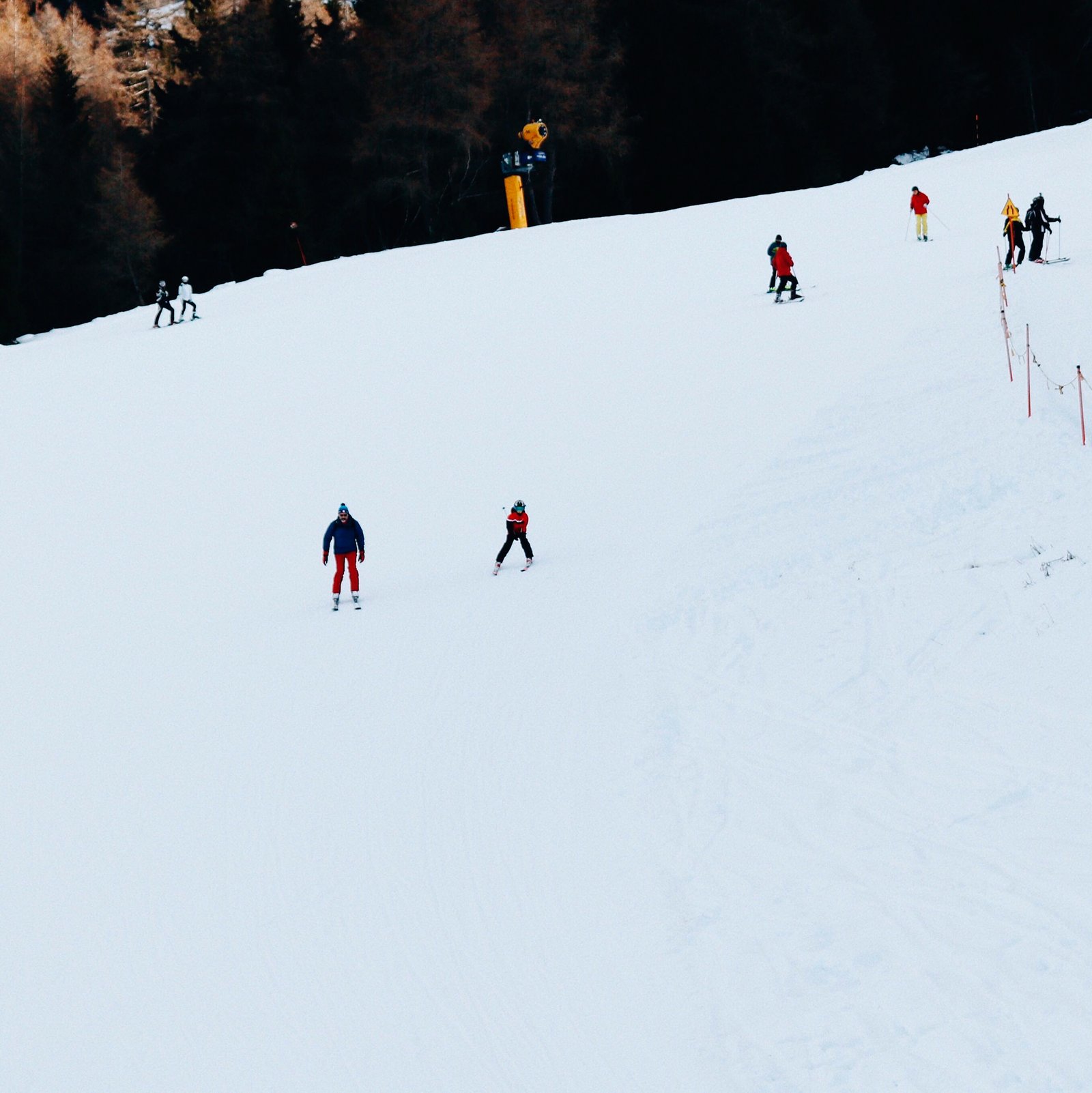 Muitas pessoas skiando