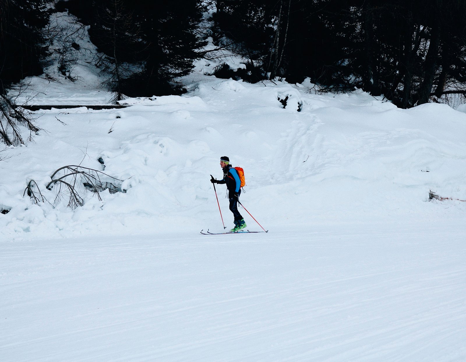 Pessoa skiando em Andalo