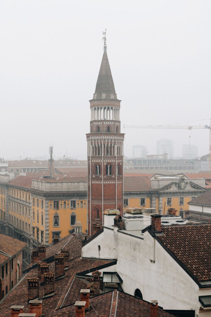 Vista de uma torre nos arredores da catedral
