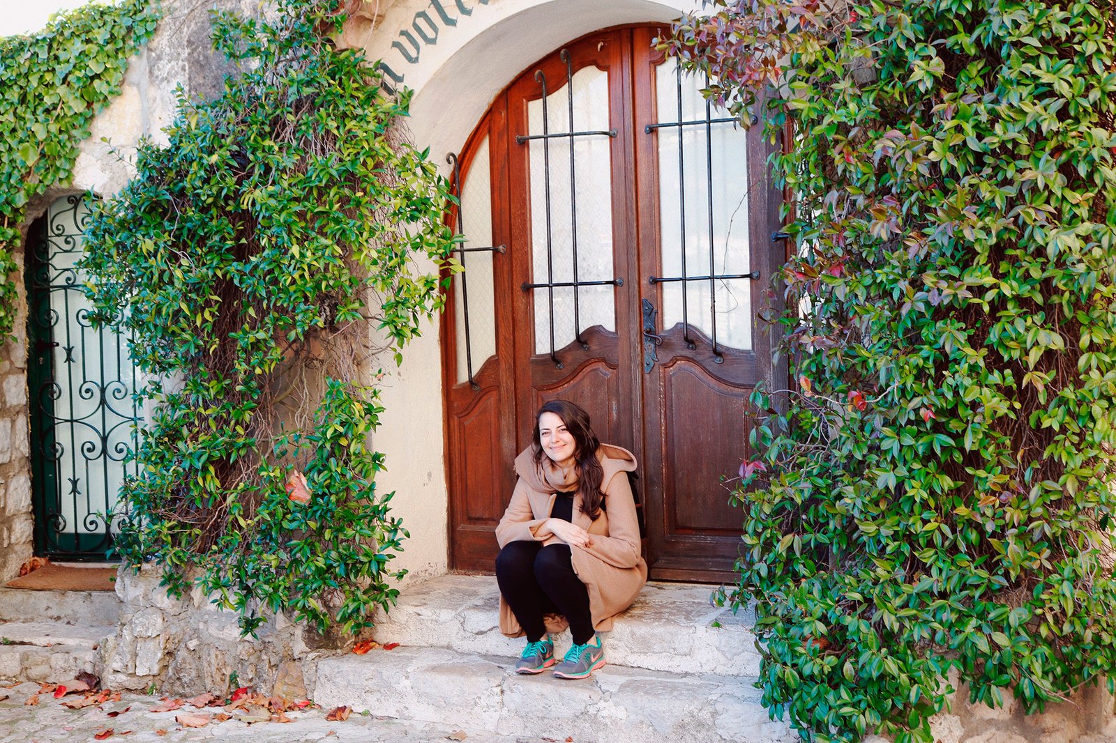 Eu, sob uma bela e antiga porta