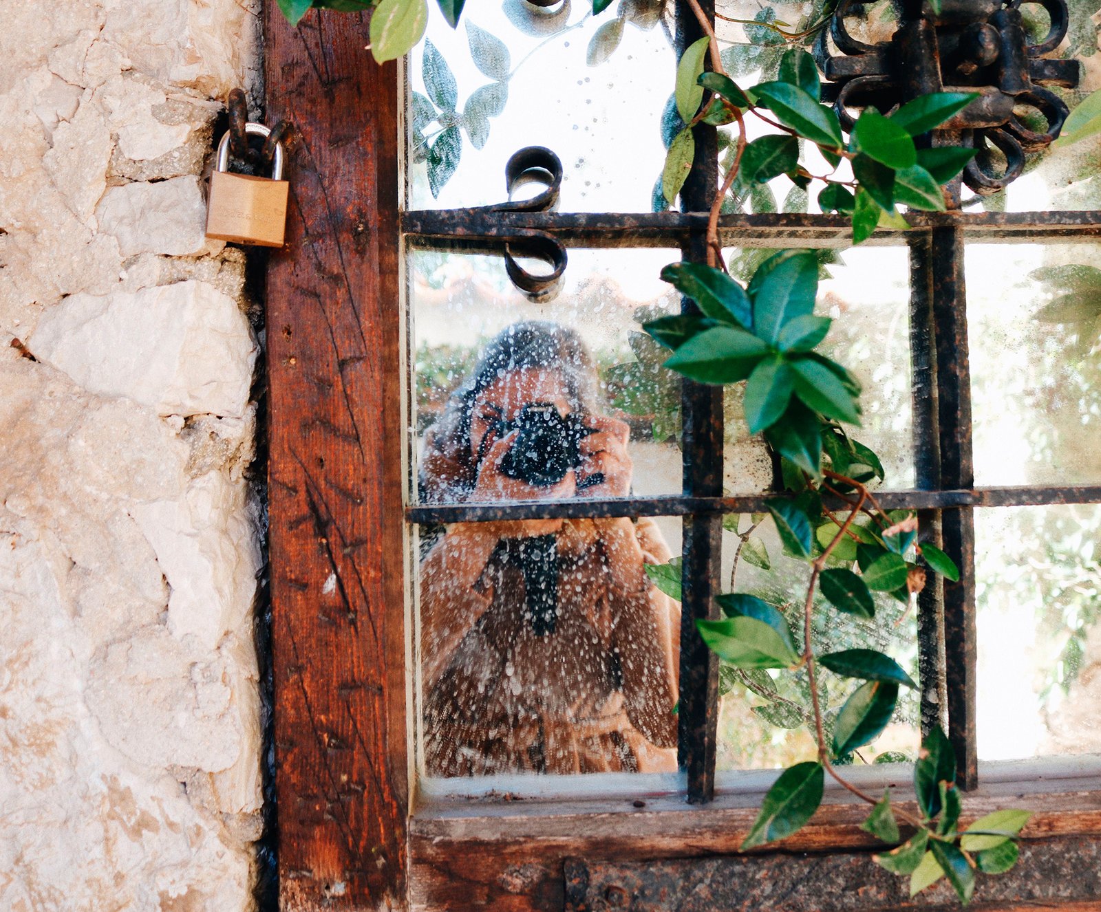 Eu no reflexo de uma janela