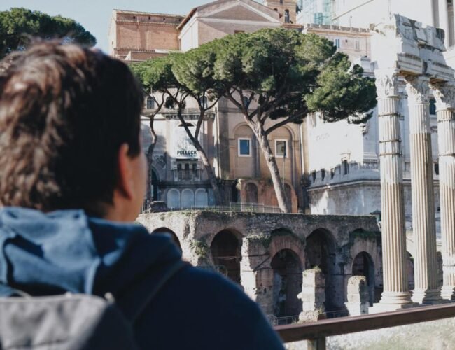 Eu, de costas, observando as ruínas do Fórum Romano
