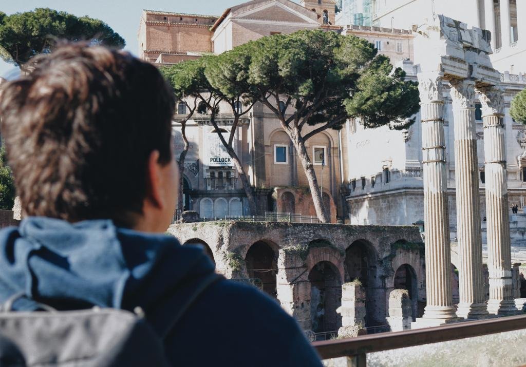 Eu, de costas, observando as ruínas do Fórum Romano