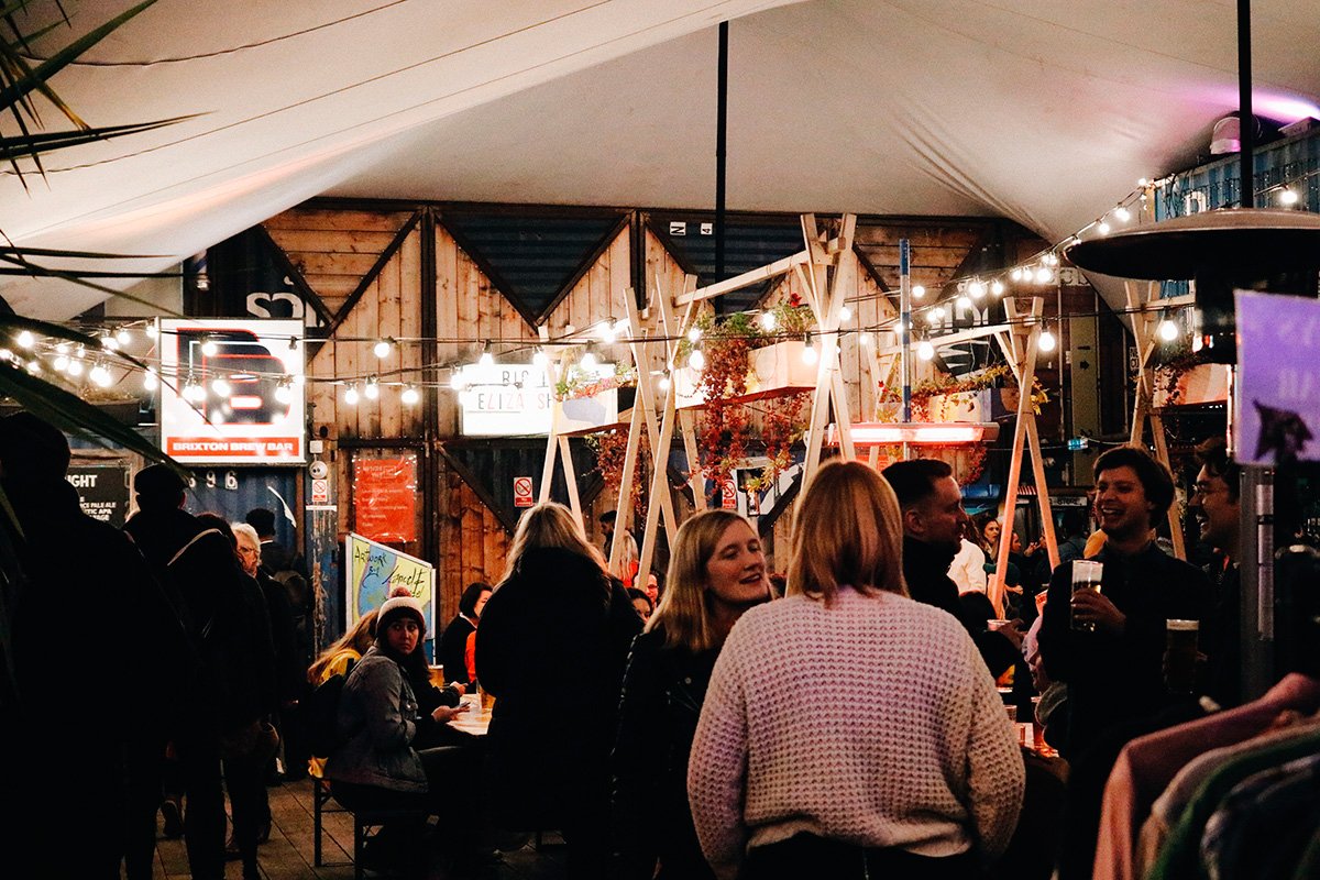 bares e movimentação no Pop Brixton