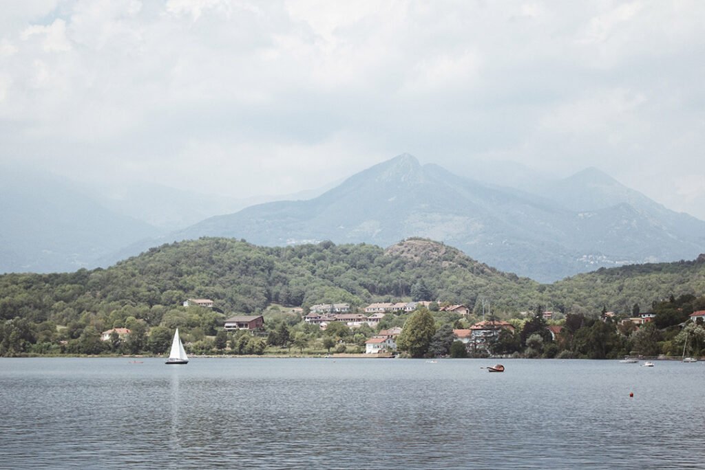 Os lagos de Avigliana e o cenário ao redor