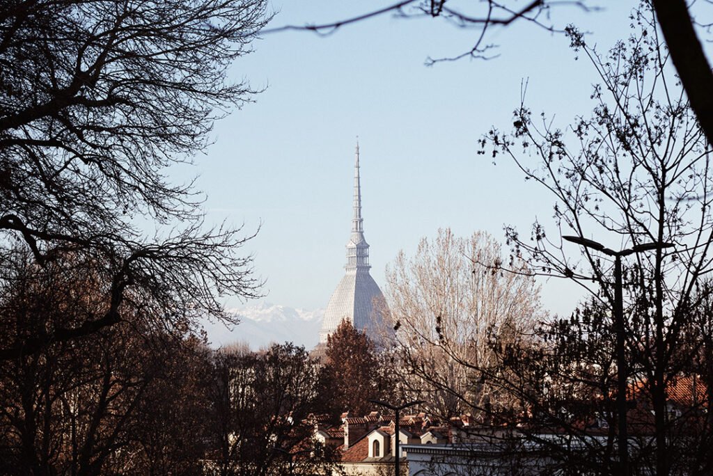 A Mole, as árvores e os alpes ao fundo