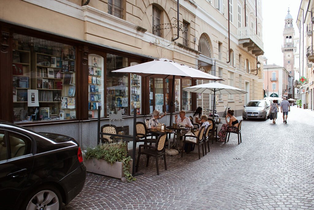Casale Monferrato: Mesas de um café ao lado externo