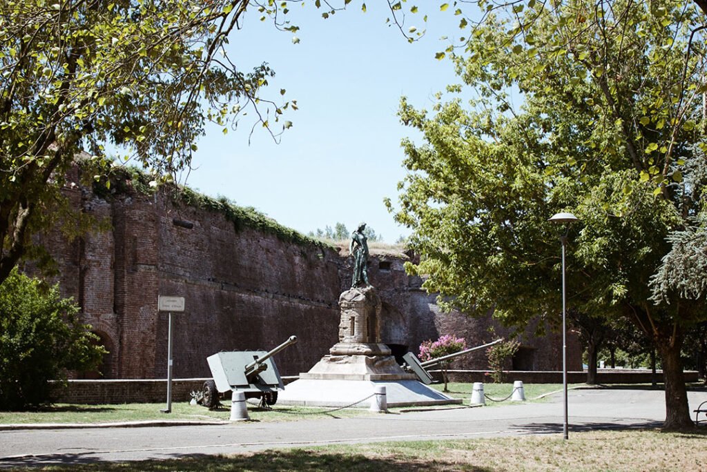 Casale Monferrato: Vista externa do Castelo, com uma estátua e dois canhões