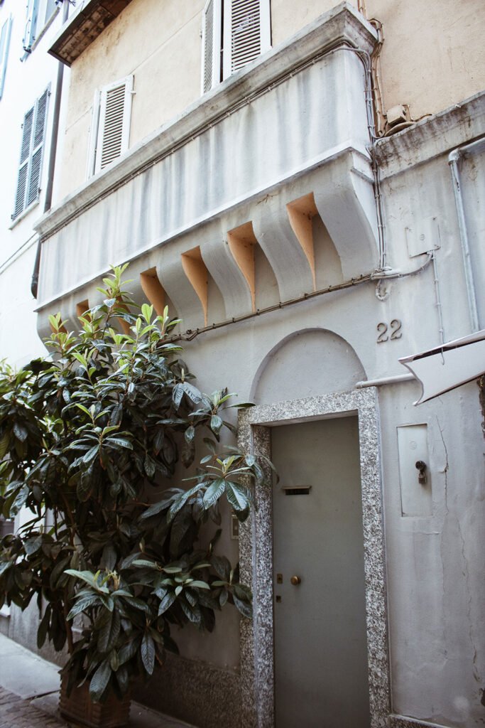 Casale Monferrato: Bela fachada em uma viela a caminho da Duomo