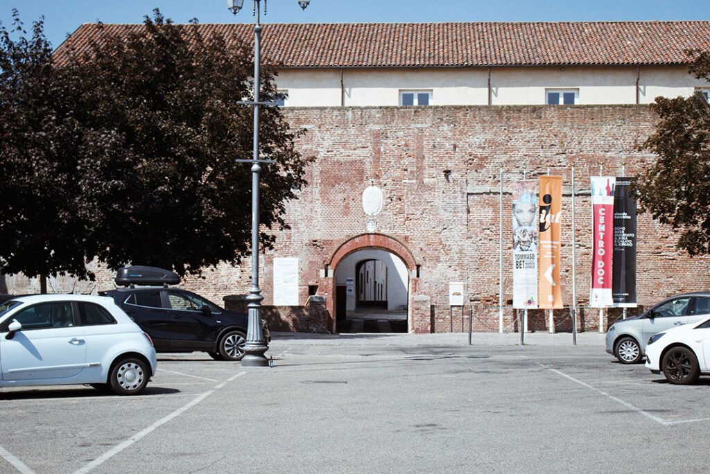 Casale Monferrato: Vista externa da muralha do castelo e sua entrada