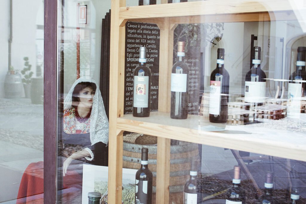 Casale Monferrato: Bela vitrine exibindo os vinhos locais