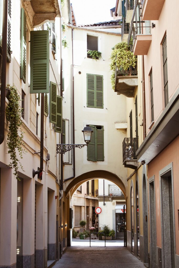 Casale Monferrato: Antigas janelas e flores nas fachadas