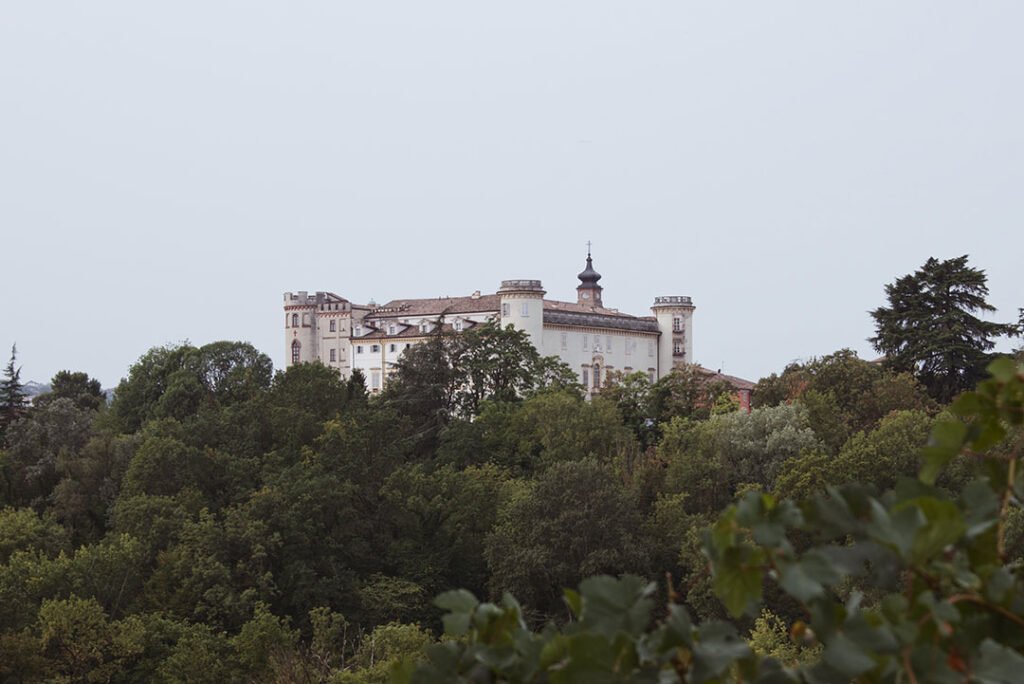 Um lindo castelo no horizonte, a caminho de Canelli