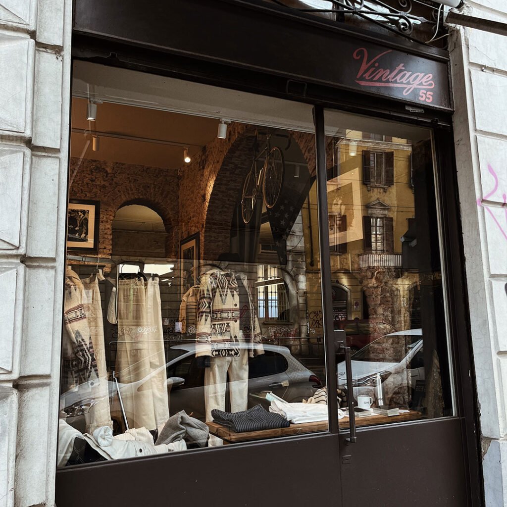 Fachada de loja em Navigli, Milão