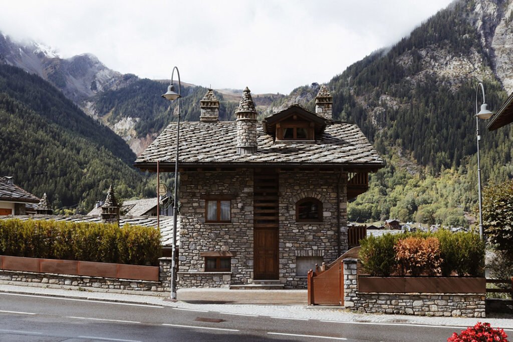 Valle d'Aosta - linda casa de pedra pelo caminho