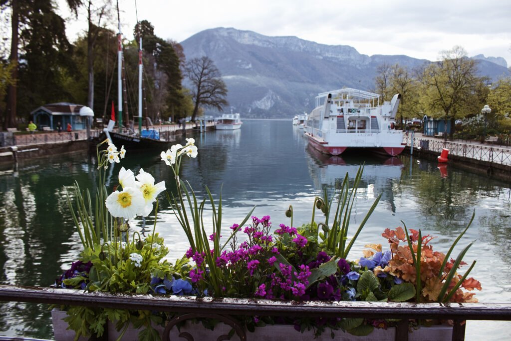 O lago de Annecy e as montanhas, ao fundo