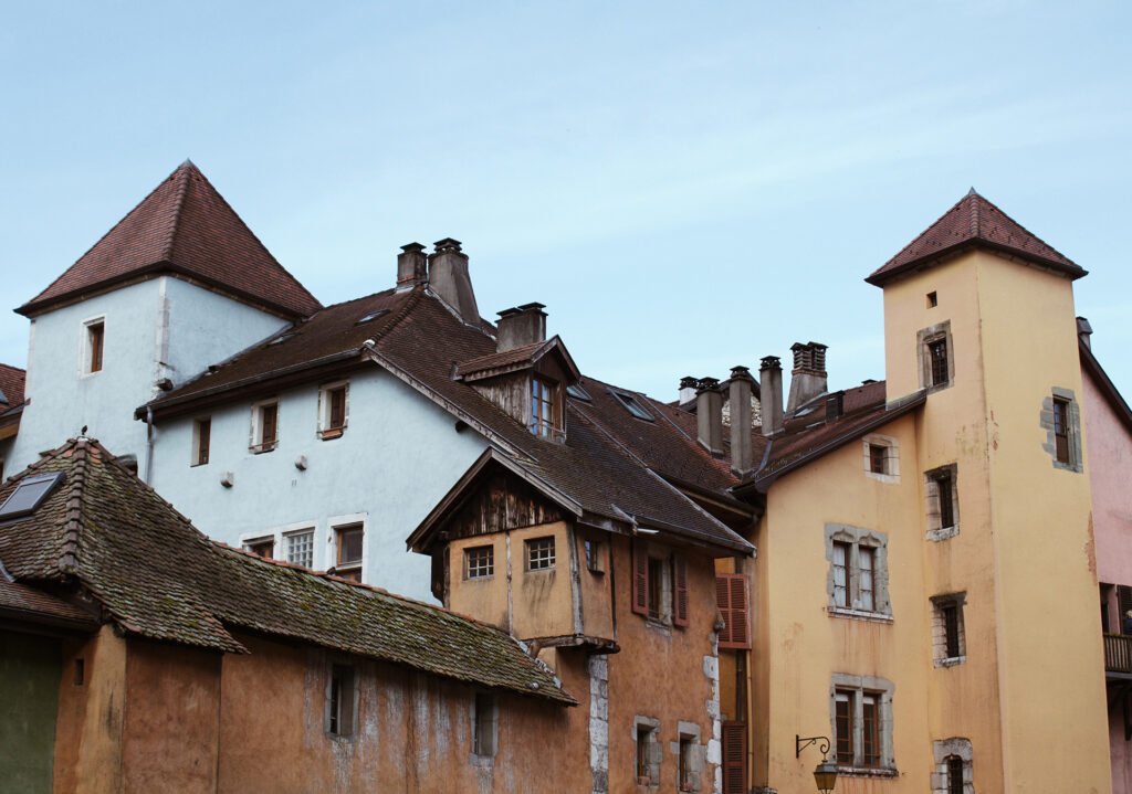 A paleta de cores dos prédios do centro de Annecy, França